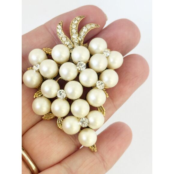Vintage Gold Tone Grape Cluster Brooch with Faux Pearls & Clear Rhinestones - Picture 5 of 6